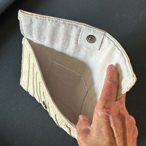 Vacation Vibes Straw Clutch - Picture 3 of 5